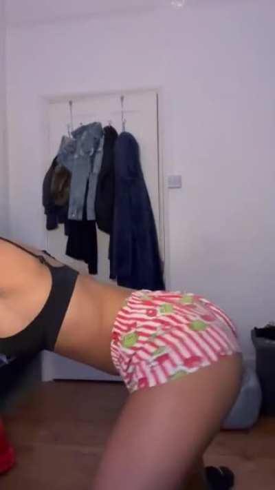 4ft11 and horny as fuck, am I your type ?