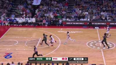 [Highlight] Jaylen Brown breaks free in transition for the strong jam as Sixers call timeout