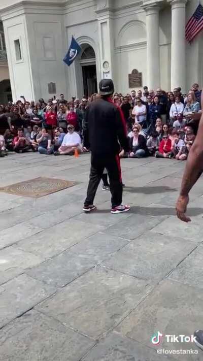 Karen atrapalhando artistas de rua