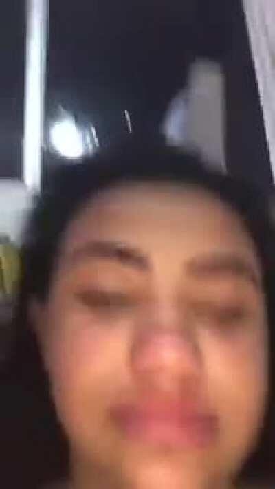 O que vocês estão fazendo que não vão ajudar essa humilde moça? ...