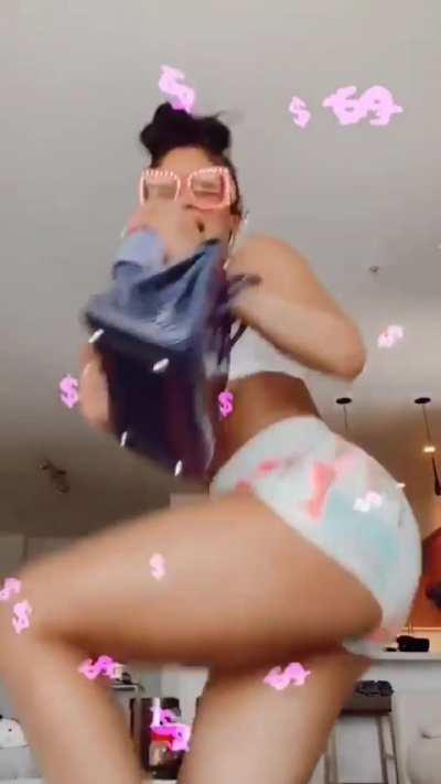 Saweetie Twerking and pretending to perform