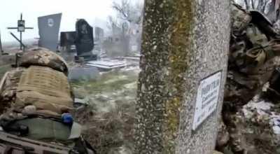 🇺🇦 Ukrainian infantryman in a firefight inside a Bakhmut cemetery.