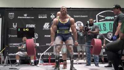 Larry Wheels grippin' and rippin' 882 solid ass pounds