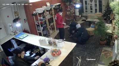 Couple running away with their dog from a veterinary clinic without paying the bill. They even brought a third guy to keep the clinic personnel blocked inside