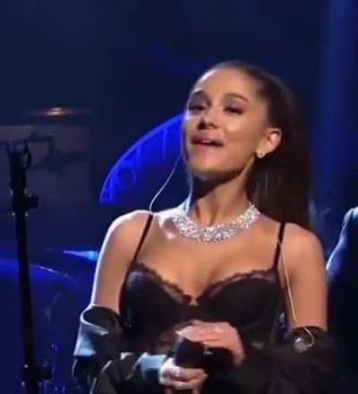 Ariana Grande has amazing titties