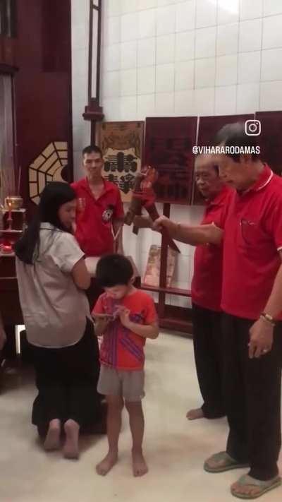 This kid is too addicted to smartphone.