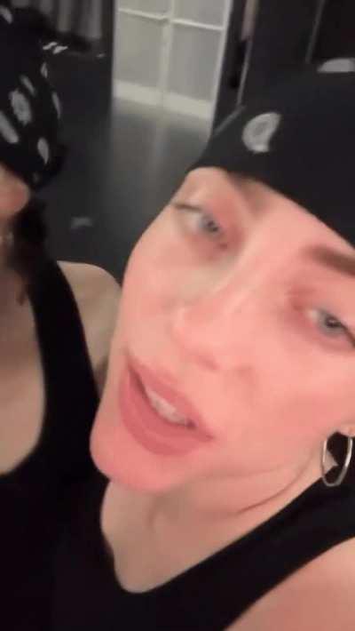 Filming infront of the mirror she knows what she's doing 