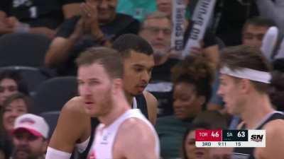 [Highlight] Wemby runs out from the paint to block a corner 3