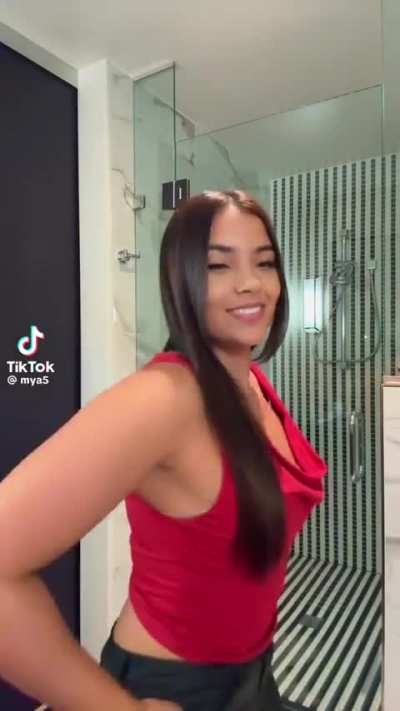 Those hips 😍 😋