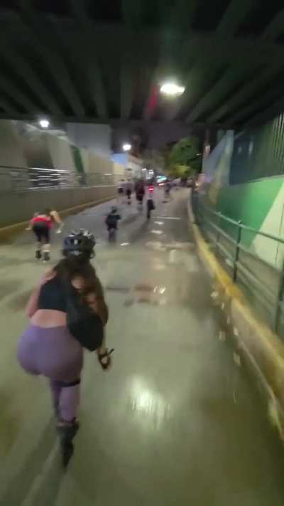 Filmaron a un grupo de chicas circulando en rollers por el Túnel Yatay