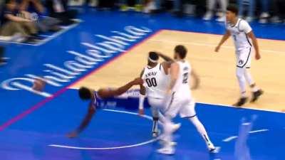 [Highlight] 6'4 Royce O'Neal moves 7'0 Joel Embiid with pure body strength