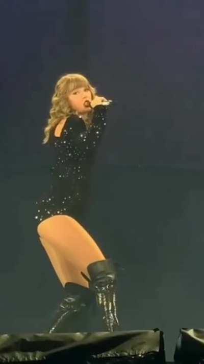 The way she moves her hips is mesmerising. I love her so much