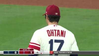 [Highlight] Ohtani nonchalantly catches a comebacker for an out and apologizes to Carlos Santana
