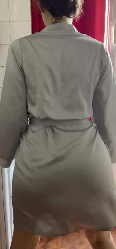 Mom next door saw some girls twerking and the internet and she wanna do it too