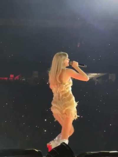 Taylor shaking that ass