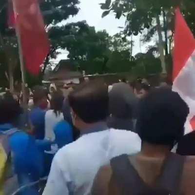 Scenes of the 2nd day of the mass strike in Indonesia where angry workers and students have shut down workplaces, clashed with the police &amp;amp;amp; stormed government buildings to oppose a neoliberal bill that would reduce wages, erode workers&rsquo; rights &amp;am