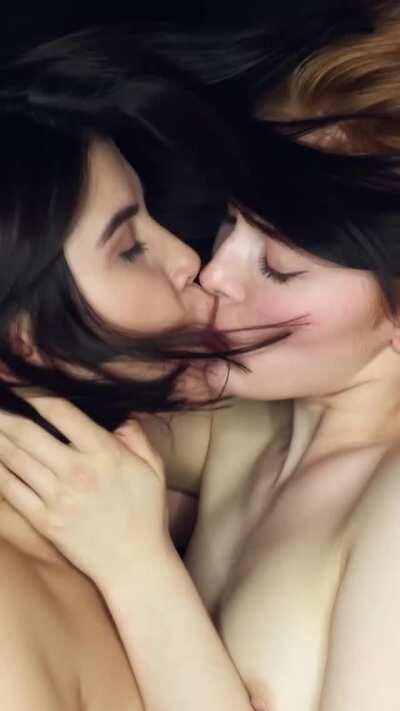 Look at the way they kiss. Sooooo beautiful 😍 ( full vid In Comments )