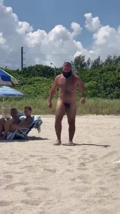 Sahilde sevgilinle güneşlenirken böyle bir caz aygırı yanınızdan daltaşak geçiyor tepkiniz ne olurdu