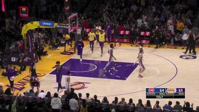 [Highlight] Lonnie Walker bangs a corner three at the buzzer to close the first half