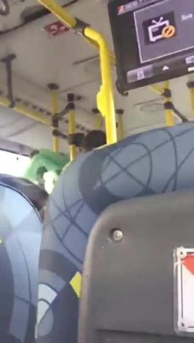 Man threatens passengers with a rat: 