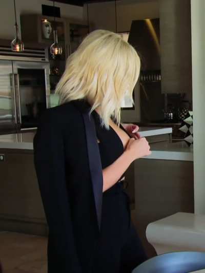 Kim's huge cleavage in S10