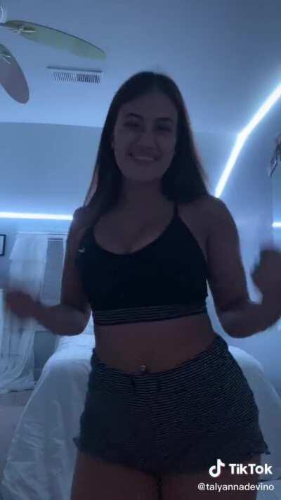 18 year old bends over and twerks insanely round ass