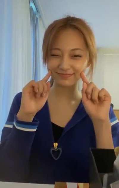 200920 - Tzuyu cute wink