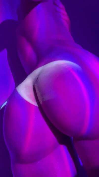 I’d pre[f]er your hands on me😋