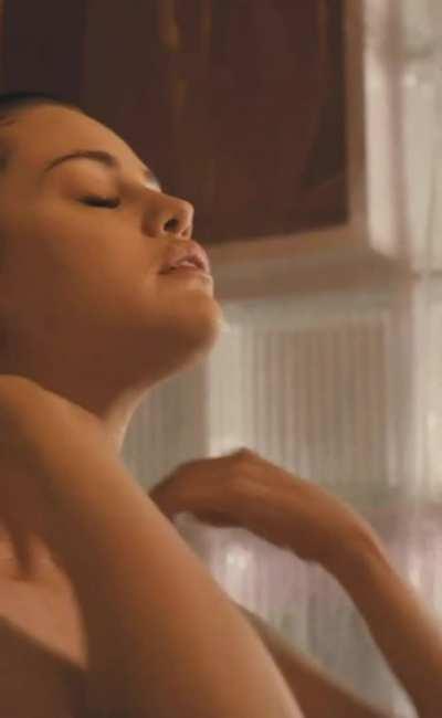 Selena Gomez - side boob in her new show