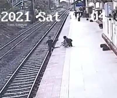 Беспечный ребёнок, незрячая женщина и Человек с большим сердцем из Индии