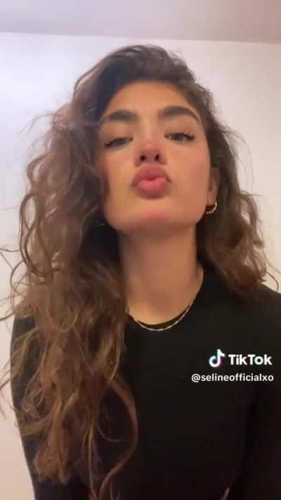 I WANT TO HAVE A FRENCH KISS WITH HER SO BADLY!