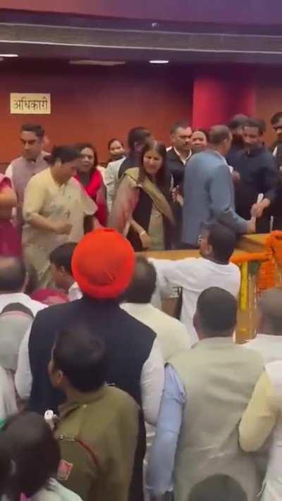 BJP vandalizes Delhi Municipal Body after losing the Mayoral election to AAP