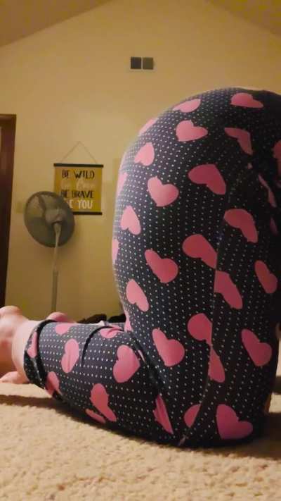 Thanksgiving dinner fart 💨 for my boy toys. I plan to burn out your nose hairs all day with my gas. You ready?? 😉 😈 