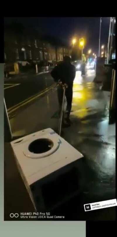 Mana care nu trage o mașină de spălat nu primește pomana! Ediția: Romani in Dublin