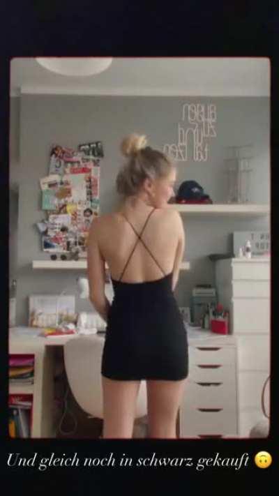 Chiara im kleinen Schwarzen