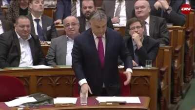 Orbán a ZuhanyTáska