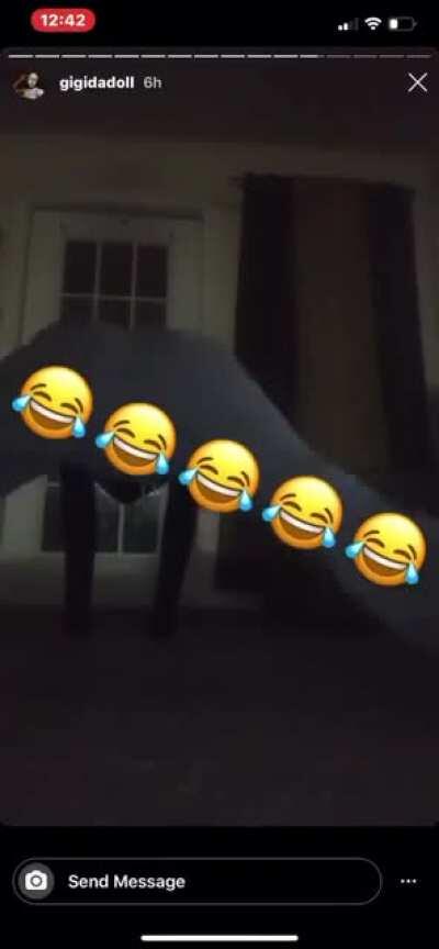 she tiny but can throw it😍