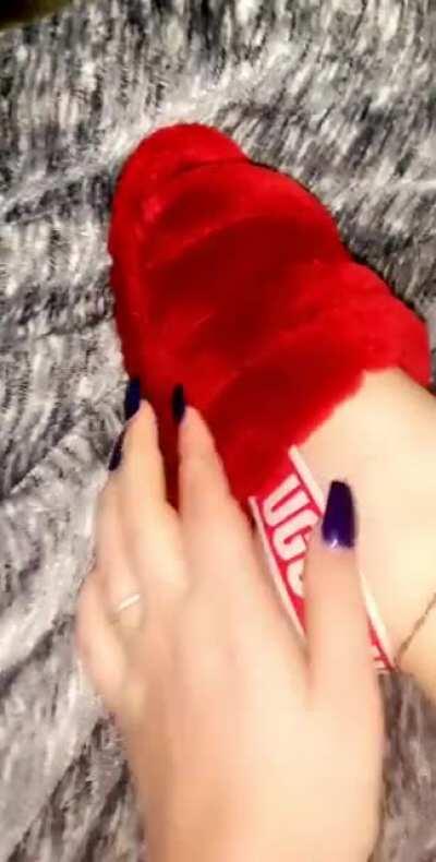 Who else loves red? 🤤 I’m back baby!! And my dms are VERY open! 😘 oh, I almost forgot! I got these cute slides in black AND pink too, maybe if you’re nice I’ll let you see them 🥰