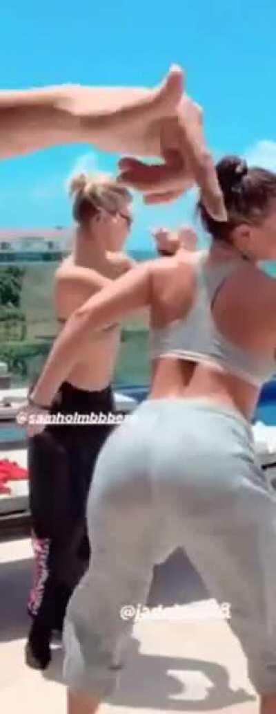 Jade rare ass twerk towards camera, slow mo