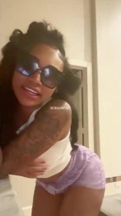 Instagram Live Twerk 🍑 | No Comments