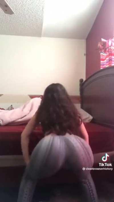 Flare pants y booty shaking = best combo