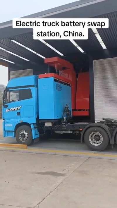 Baterias de um caminhao eletrico sendo trocadas. Demora muito pra recarregar a bateria, entao elas sao simplesmente trocadas