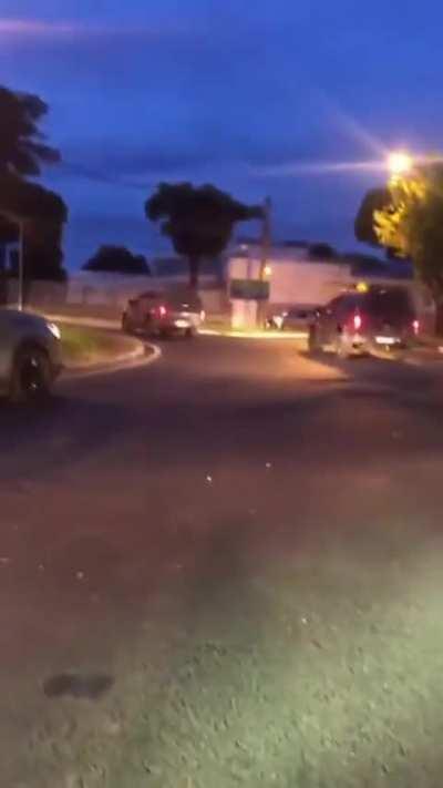 Video shows Brazilian cops surrounding a group of heavily armed killers with bulletproof vests and rifles.