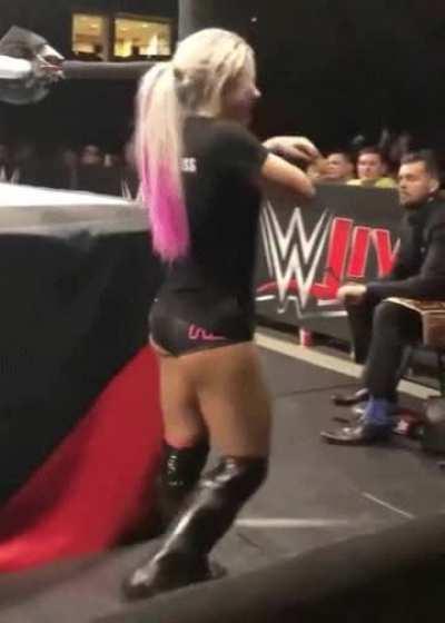 Alexa‘s yummy Biscuit Butt