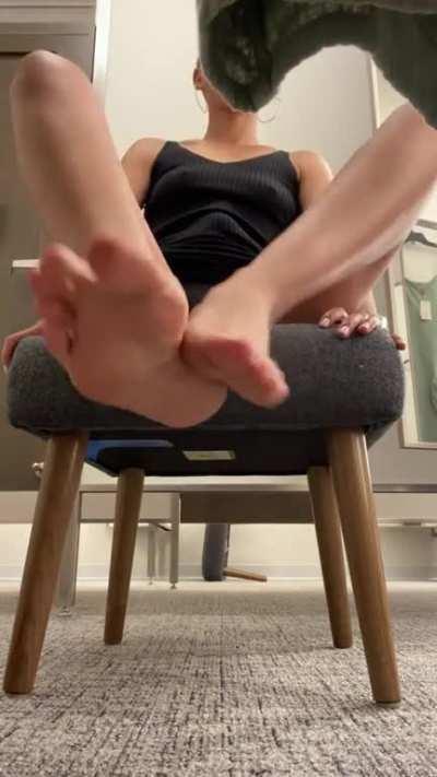 Sexy Belizean Mistress trying on easy access dress with hard nipples & plump ass in the fitting room. Meaty wrinkled feet for the W