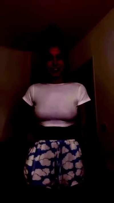 les seins à Lea elui