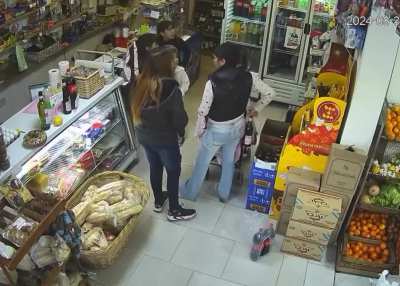 Coronel Pringles: Una mamá se quiso afanar una botella de fernet en el chango de su criatura, pero le salió mal