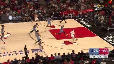 [Highlight] LaVine threads the needle to assist Caruso