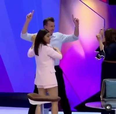 What is Kareena looking at in the end of this clip 👀🤣