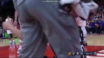 [Highlight] Coach Silas sekrit play: Dump the ball to Sengun at the top of the arc with 6 seconds on the clock and just see what happens